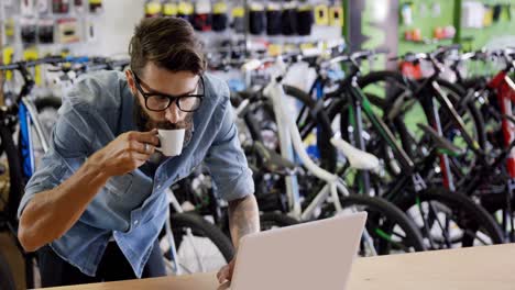 Mechaniker-Benutzt-Laptop-In-Der-Werkstatt