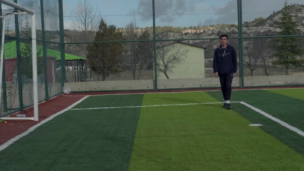 футбольный игрок головой выстрел мяч