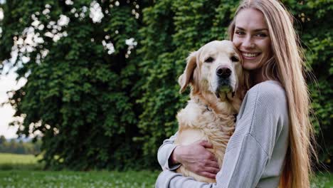 mujer abrazando a su golden retriever en un parque