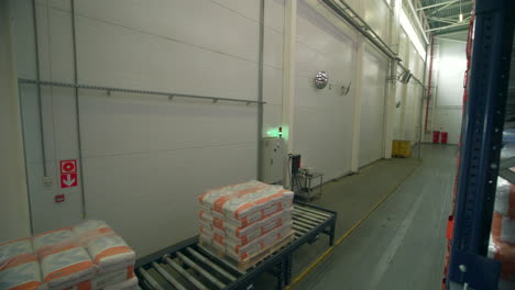 interior del almacén con cinta transportadora y materiales