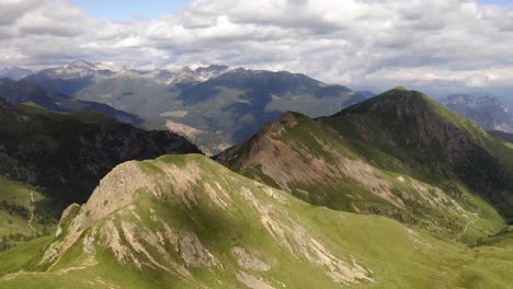 Hermoso-Paisaje-Verde-En-Las-Montañas-De-Lagorai-En-El-Norte-De-Italia-En-Un-Hermoso-Día