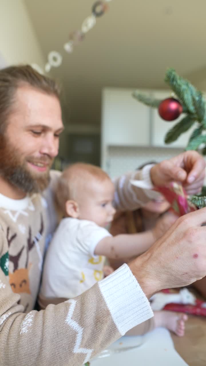 Família decorando árvore de Natal
