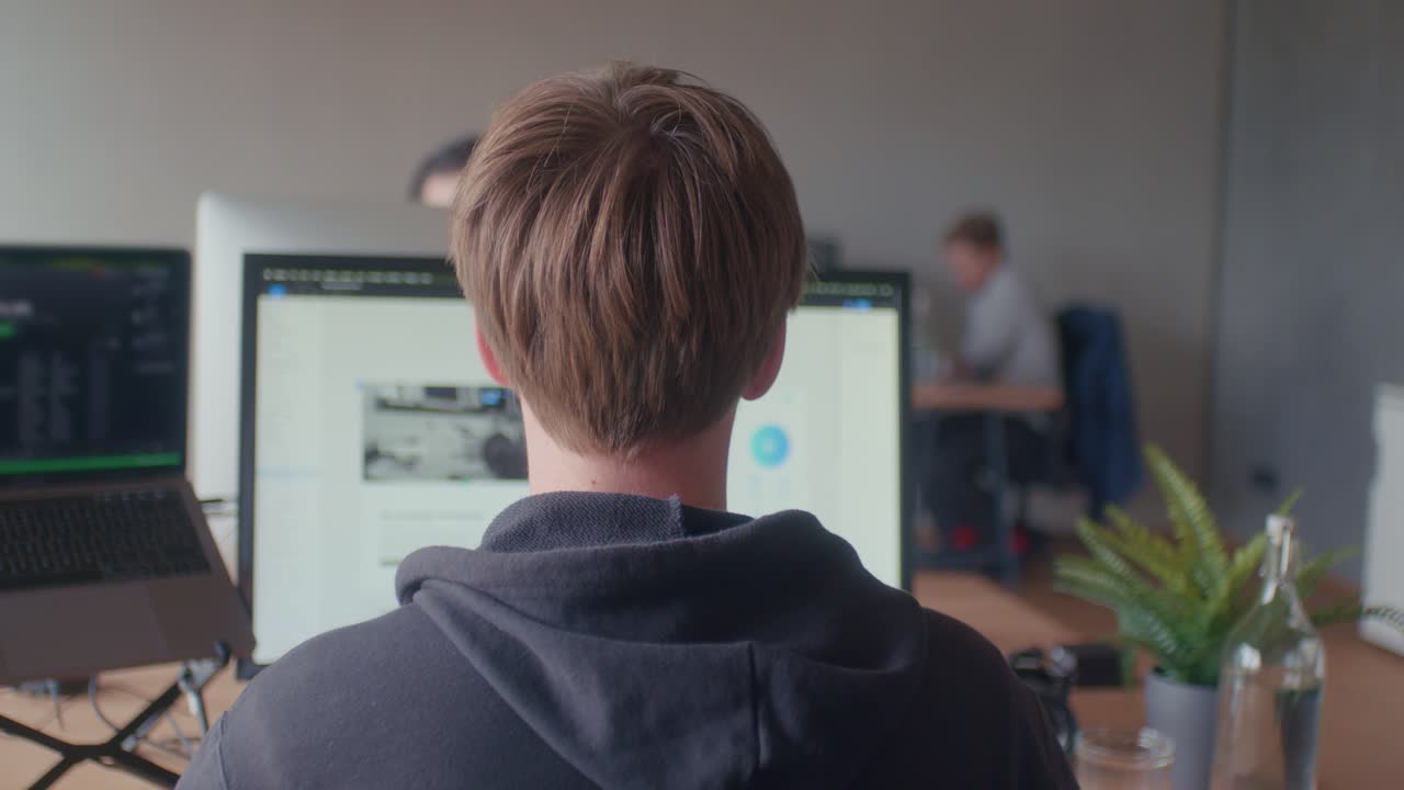 la gente está trabajando en la oficina en diferentes estaciones de trabajo