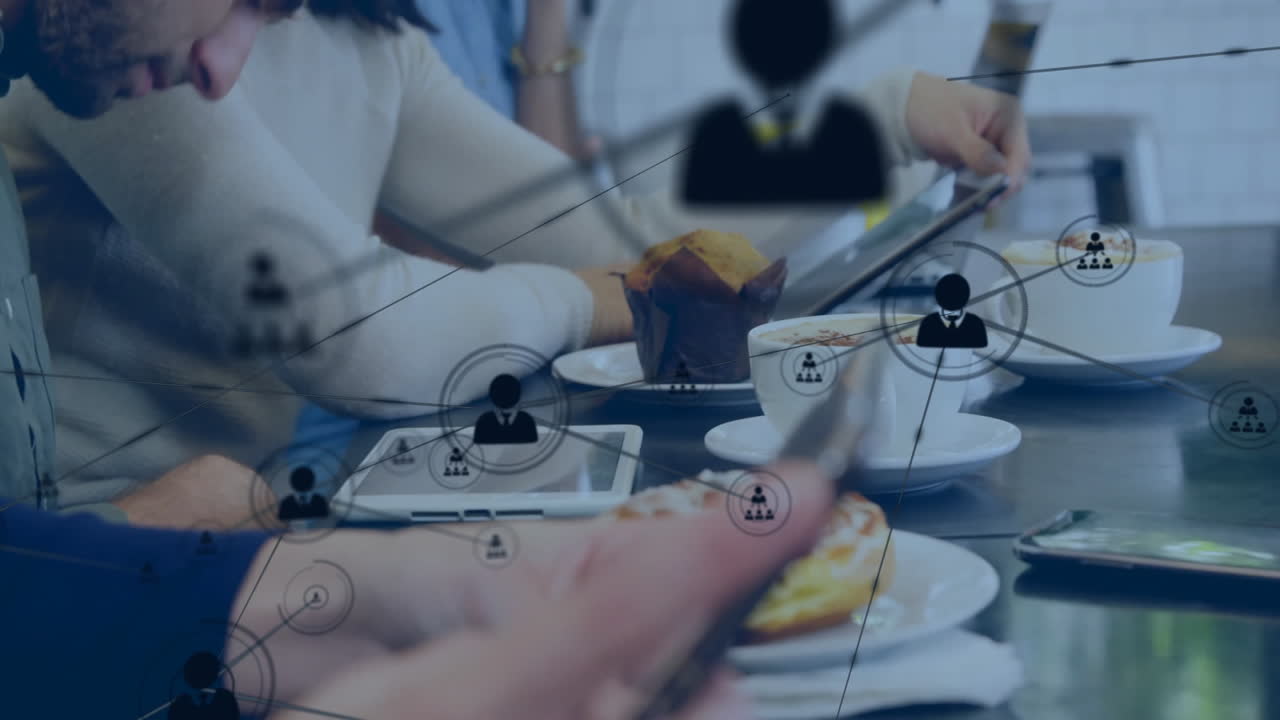 타블을 가진 다양한 비즈니스 사람들 위의 사람들과의 연결 네트워크 아이콘의 애니메이션