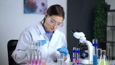 científico que trabaja en un laboratorio