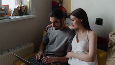pareja sentada en el sofá en casa