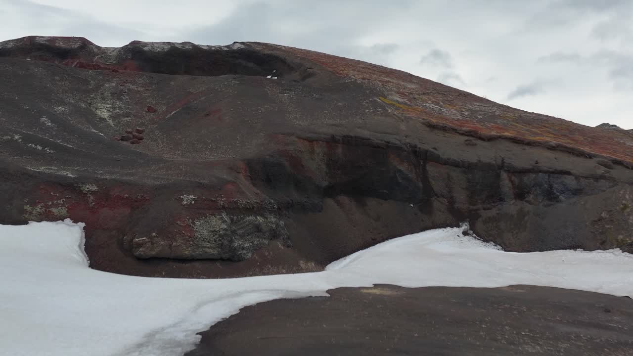 아이슬란드 레이크야흐리드 (reykjahlid) 에 있는 미바트네 (myvatn) 근처의 화산에서 얼음으로 인 검은색과 회색의 산의 매혹적인 풍경을 보여주는 놀라운 사진입니다.