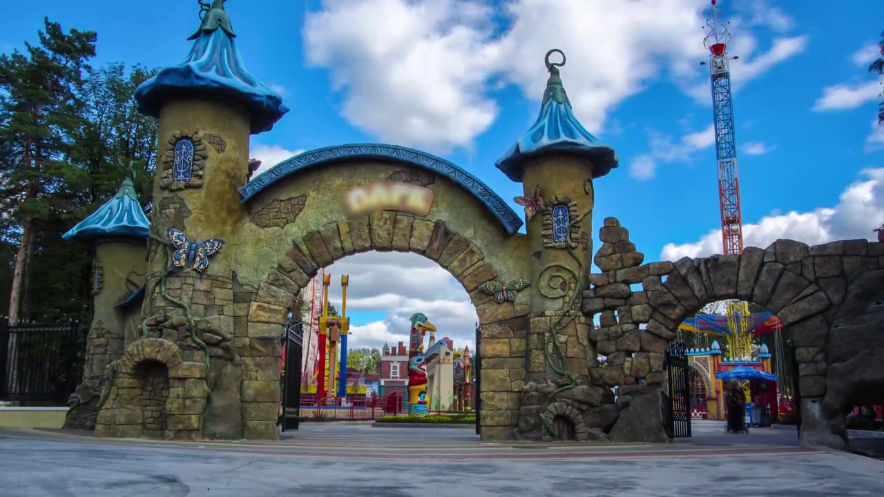 Ingresso al Parco Centrale della Cultura e del Tempo Libero Gorky illuminato di notte a Kharkov in timelapse, Ucraina