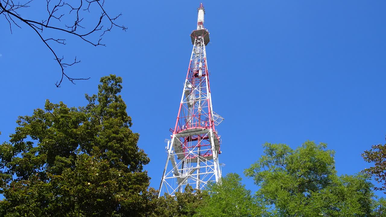 Torre televisiva sullo sfondo del cielo