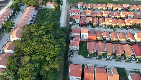 Serenidad-Desde-El-Cielo:-Captura-Con-Drones-De-Un-Pueblo-Tranquilo