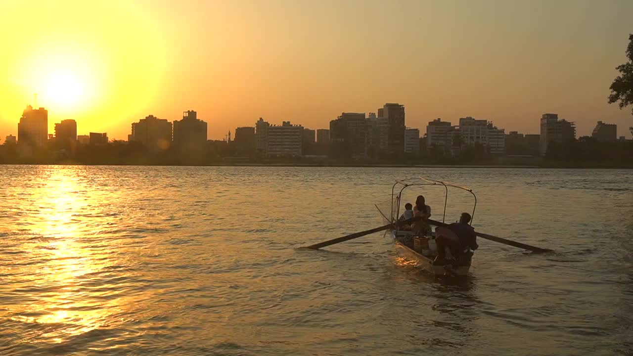 Giro in barca al tramonto con vista sulla città