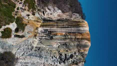 Vista-Vertical-De-La-Cascada-Hierve-El-Agua,-Vista-Cercana-Alejar-Movimiento-Drone-Vista-En-Oaxaca,-México