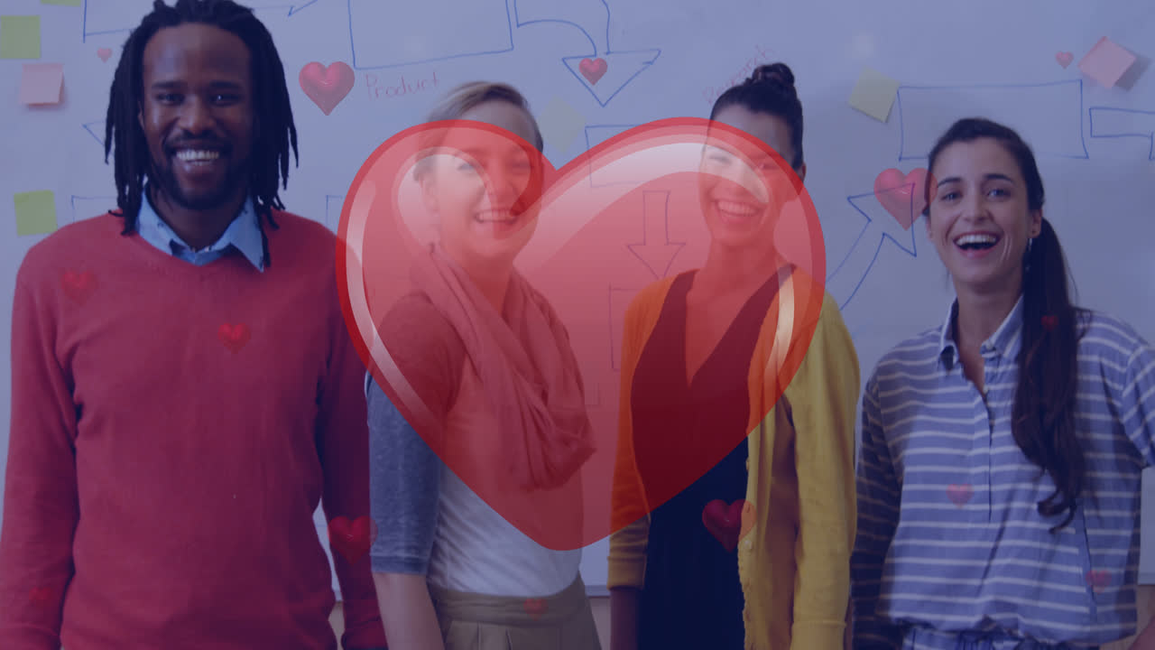 animación de iconos de corazones que laten sobre diversas personas de negocios en la oficina