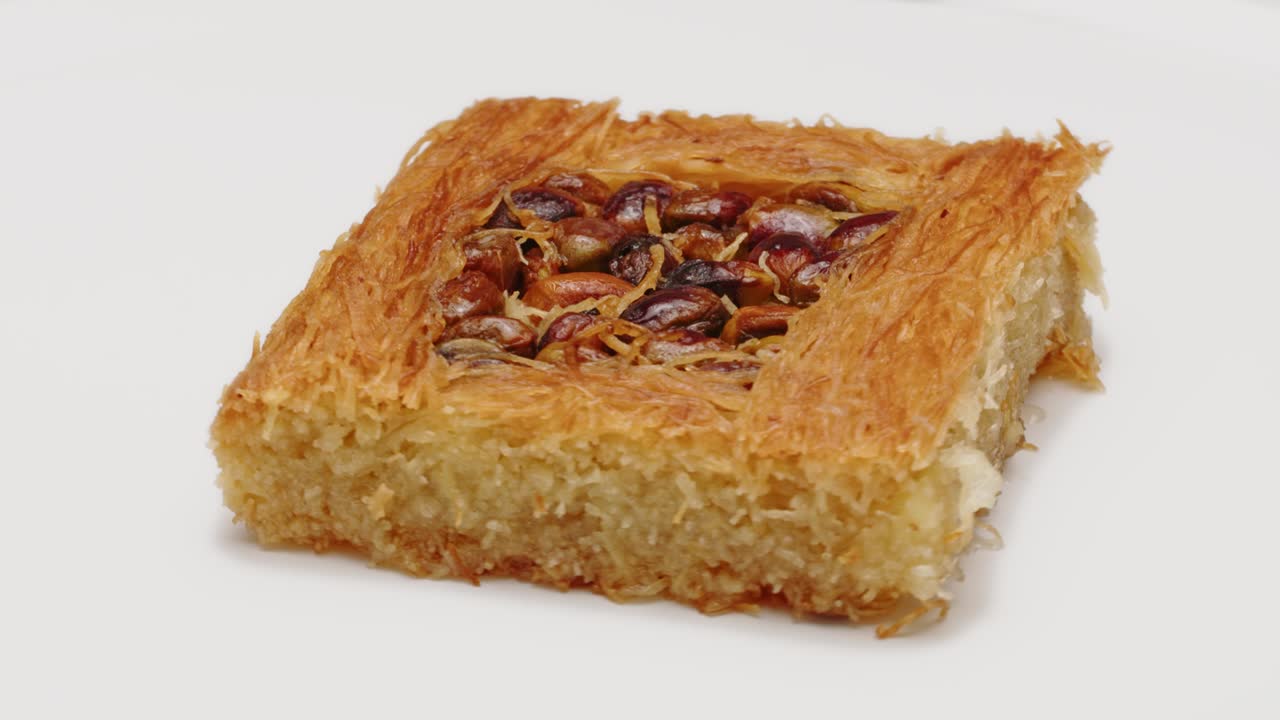 postre turco kunefe aislado sobre un fondo blanco