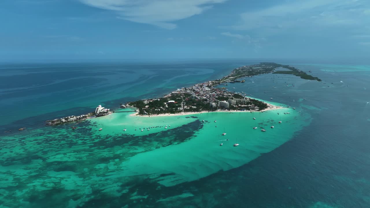 vista aérea de barcos en aguas turquesas, en la costa de isla mujeres, méxico - acercándose, disparo de drones