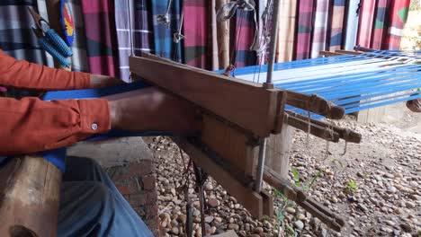 Traditional-weaving-of-textiles-with-a-loom,-Elephantine-Island,-Aswan,-Egypt