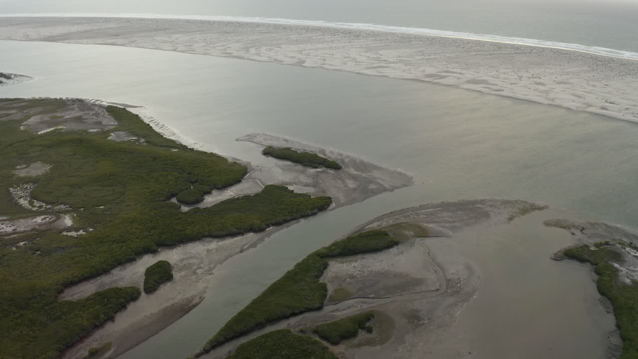 estuario del río y el océano en la costa de big california sur, méxico - antena