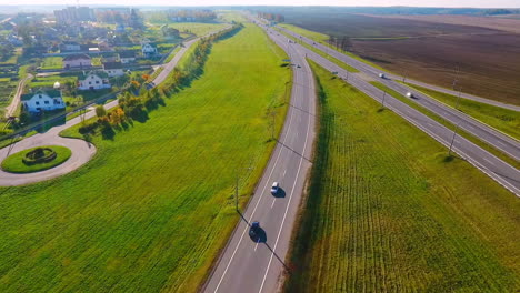 Vista-Aérea-De-La-Carretera-De-La-Ciudad.-Tráfico-De-Coches-En-La-Carretera.-Ruta-En-Coche-Vista-Aérea