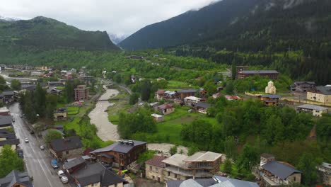 Antena:-Río-Que-Fluye-A-Través-De-Mestia-En-Zemo-Svaneti,-Georgia-Montañas-Del-Cáucaso