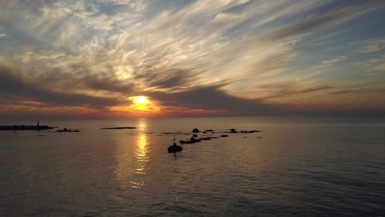 바다 위에 해가 지는 것