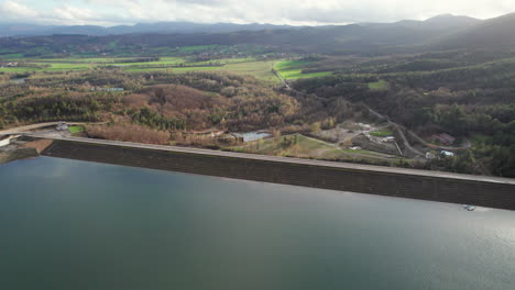 Sobre-Las-Aguas:-Fantástica-Vista-Aérea-Sobre-El-Lago-Y-La-Presa-De-Montedoglio