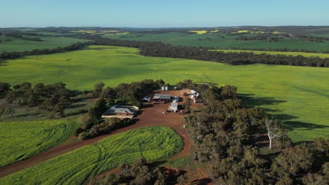 Casa-De-Rancho-Rodeada-De-Verde-Campiña-Australiana,-Australia-Occidental