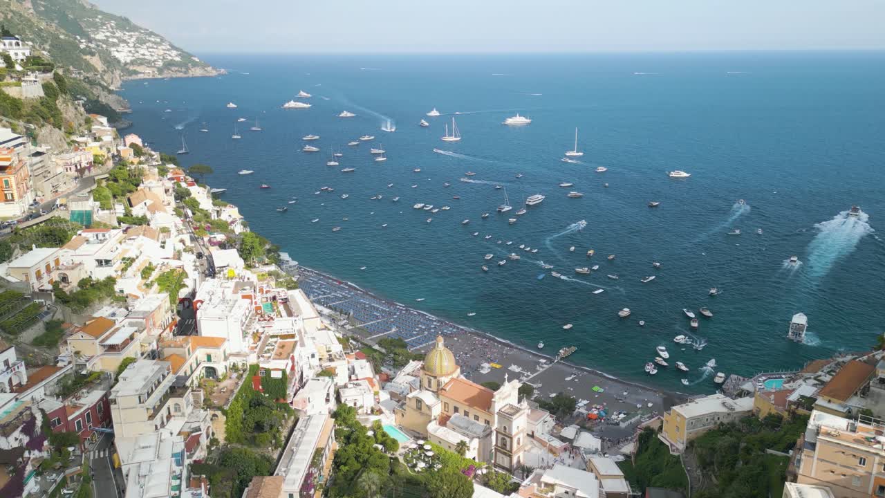 vista de avión no tripulado sobre positano, costa de amalfi en la región de campania de italia