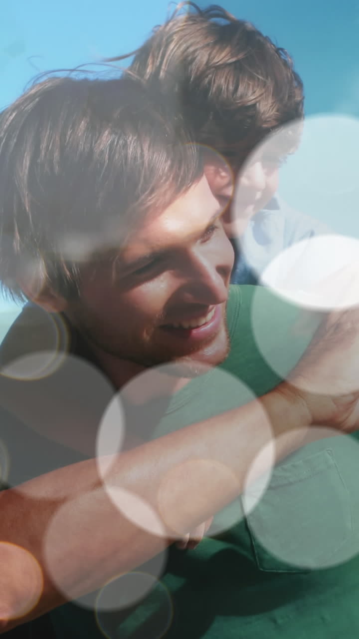 행복한 백인 할아버지, 아버지와 아들이 해변에서 셀피를 찍는 보케의 애니메이션