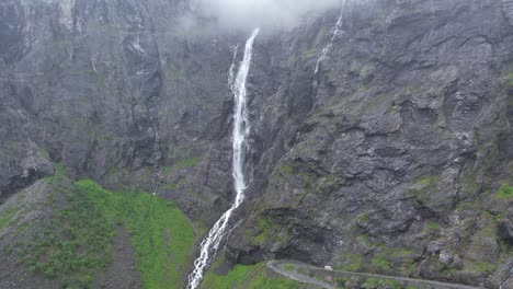 Noruega-Street-Trollstiegen-Cascada-Toma-Aérea-|-Calle