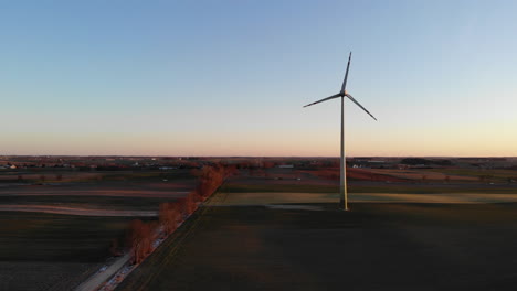 Dolly-Bewegung-Einer-Elektrischen-Windmühle-In-Der-Mitte-Des-Feldes