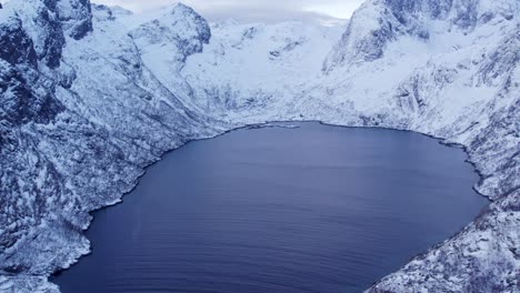 el abrazo de la nieve y el hielo del invierno transforma el lago en un cuadro tranquilo.