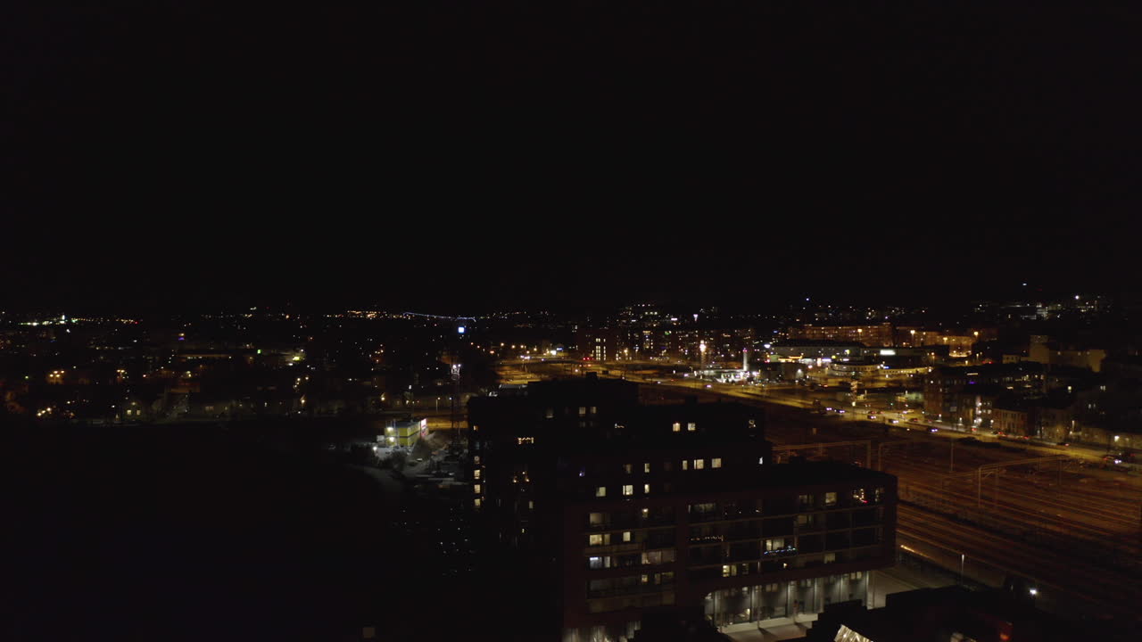 ночной полет беспилотника над зданиями вблизи пустующего железнодорожного депо