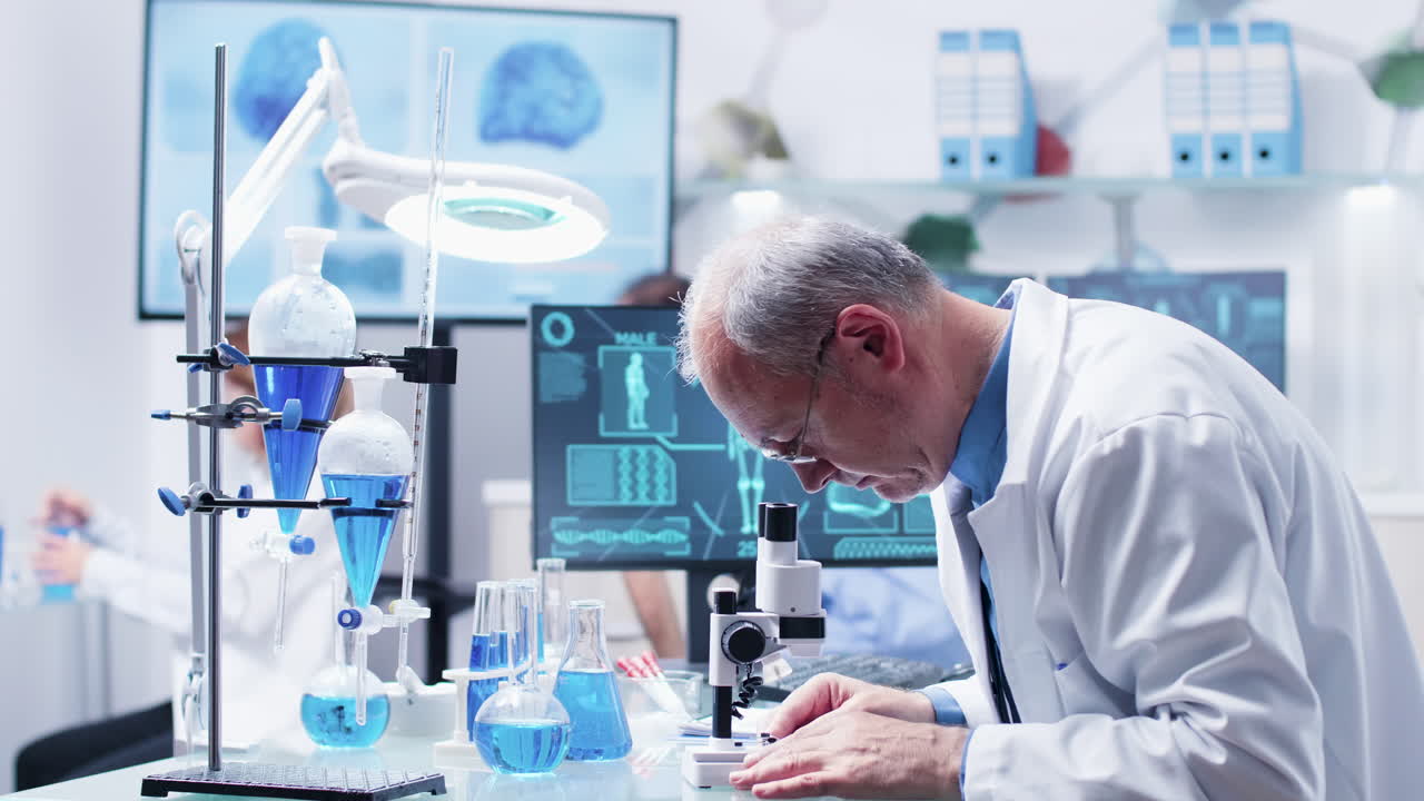 실험실에서 일하는 과학자