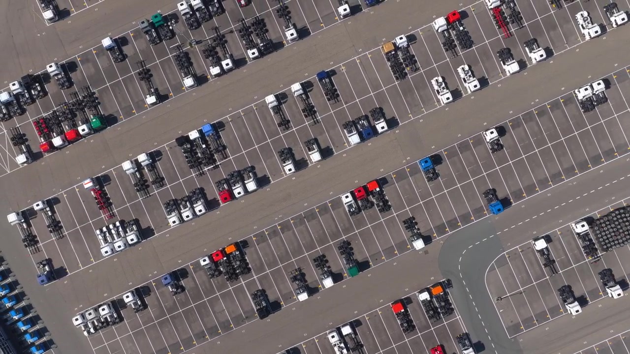 Luchtfoto van een grote vrachtwagenparkeerplaats met opleggers