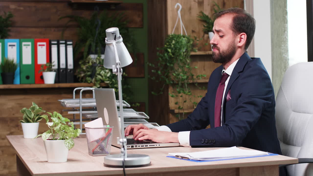 Uomo d'affari che lavora alla sua scrivania