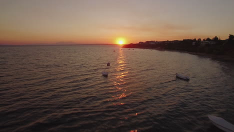 escena aérea de puesta de sol del mar con barcos y complejo en la costa de grecia