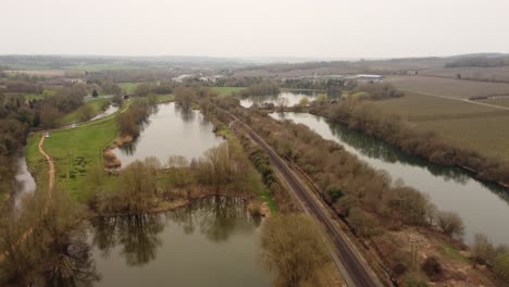 Vías-Férreas-Que-Atraviesan-Los-Lagos-Tonford-Cerca-De-Canterbury-Kent