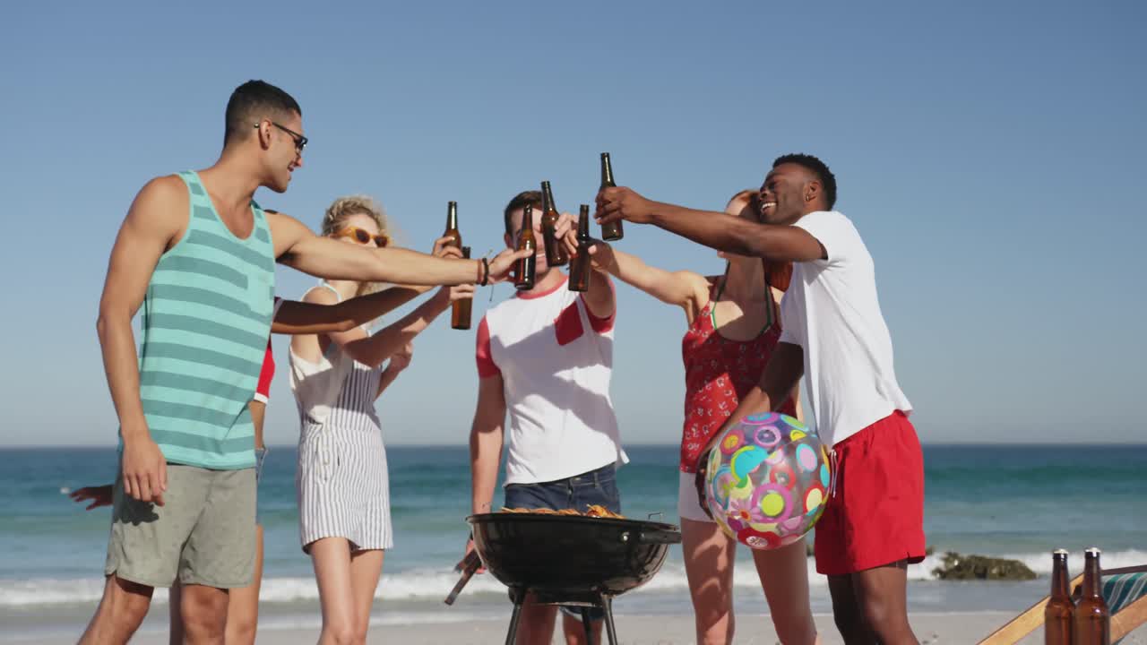amigos adultos jóvenes teniendo una barbacoa en una playa 4k