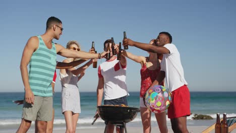 Amigos-Adultos-Jóvenes-Haciendo-Una-Barbacoa-En-La-Playa-4k