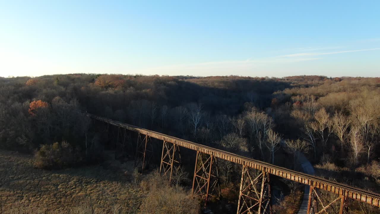 disparo aéreo empujando hacia adelante y panorámica hacia abajo para el papa lick caballete de ferrocarril en louisville kentucky al atardecer