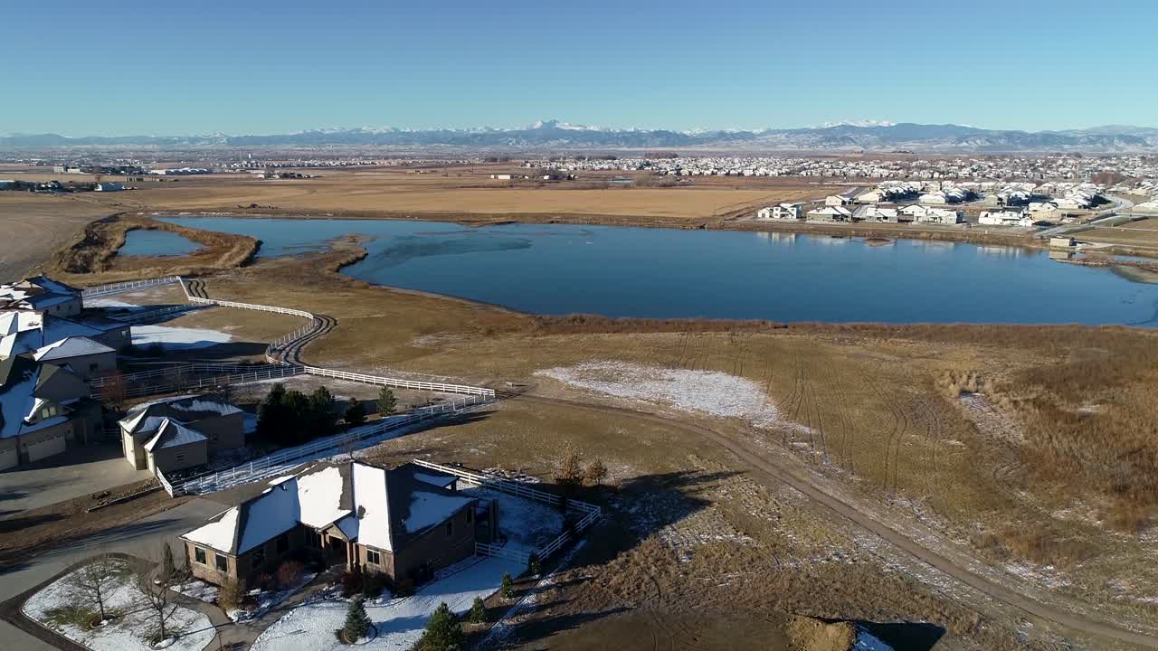 montañas y un pequeño lago a principios del invierno en este vecindario del norte de colorado