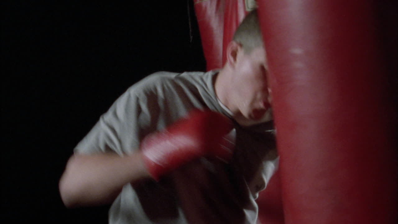 мужчина бьет боксерскую грушу