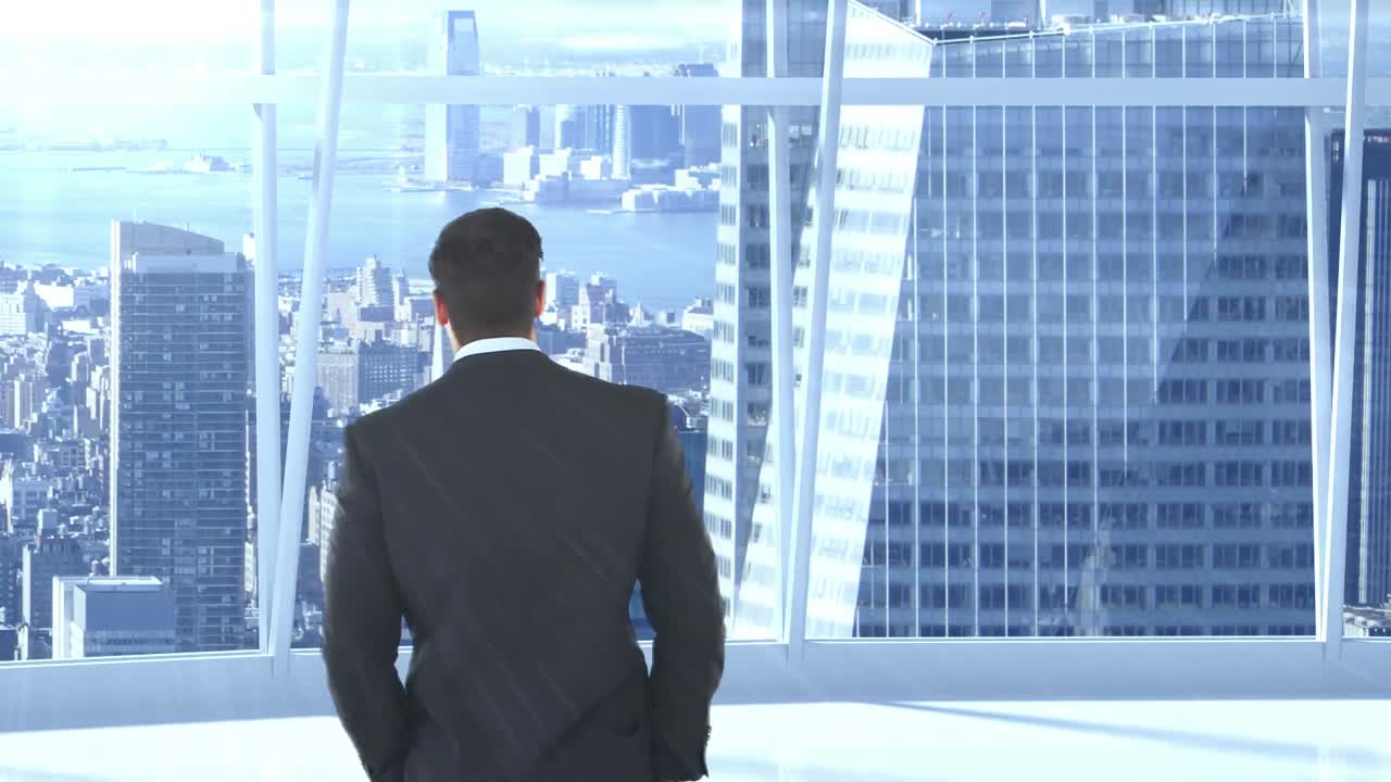 vista trasera de un hombre de negocios de pie en la oficina