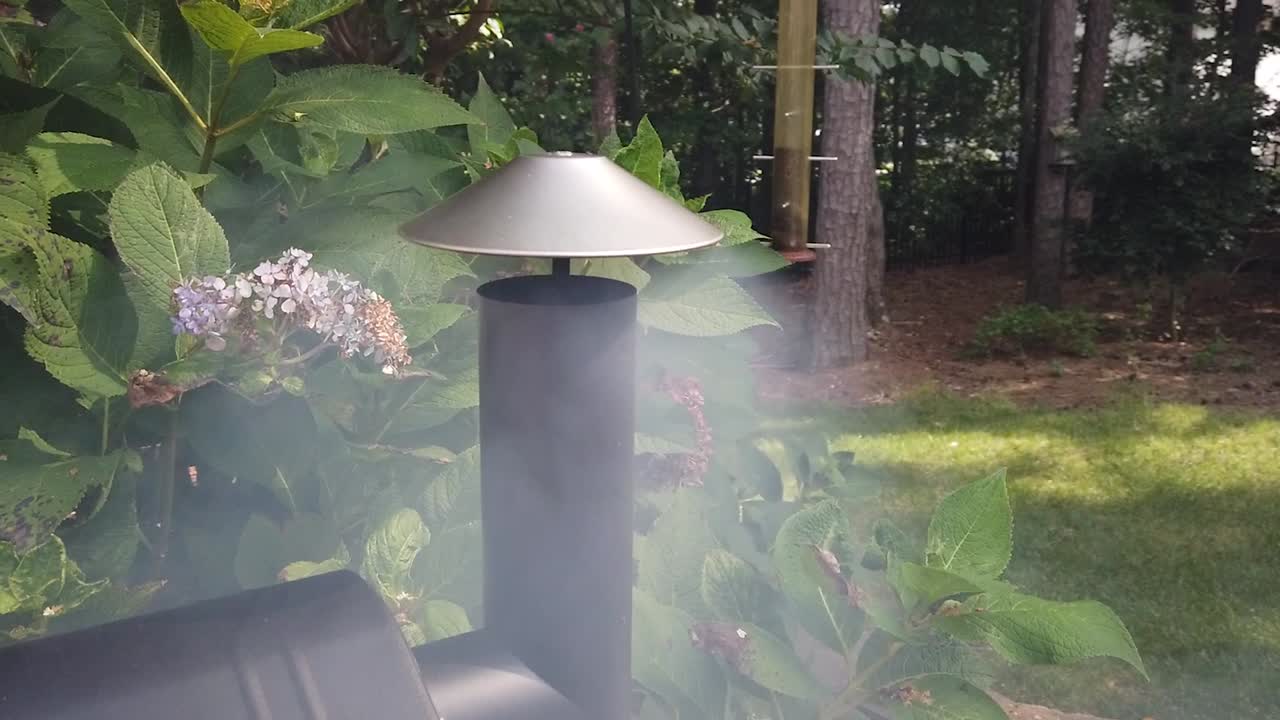 흰 연기가 굴뚝에서 굴러 나온다