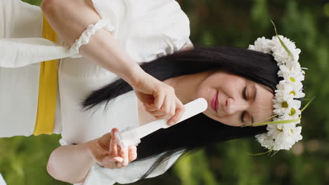 mujer sonriente en vestido blanco y corona de flores