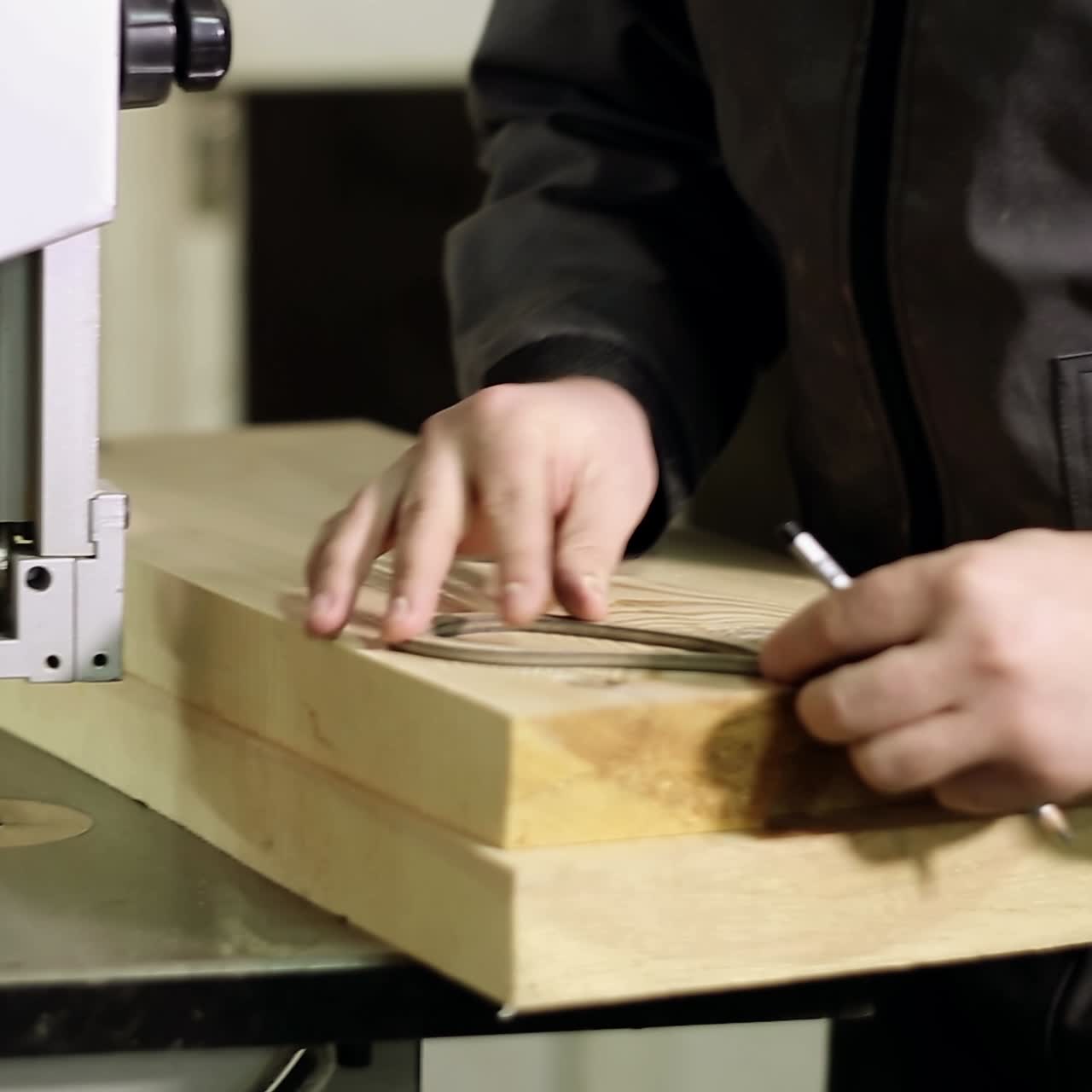 aserrar una tabla de madera con una sierra