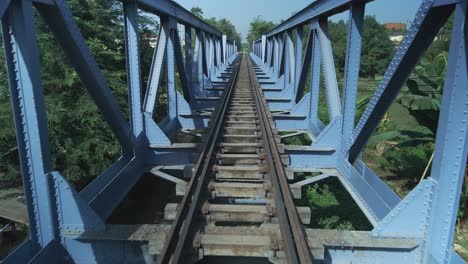 puente ferroviario, estructura simétrica drone vuela a través, vista de pista