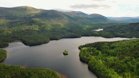 Luftmajestät-Von-Aviemore:-Der-Zeitlose-Loch-An-Eilein-Und-Das-Schloss,-überragt-Von-Einem-Waldkieferndach,-Cairngorms,-Schottisches-Hochland