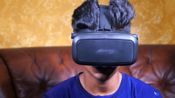 Uomo che indossa un auricolare VR