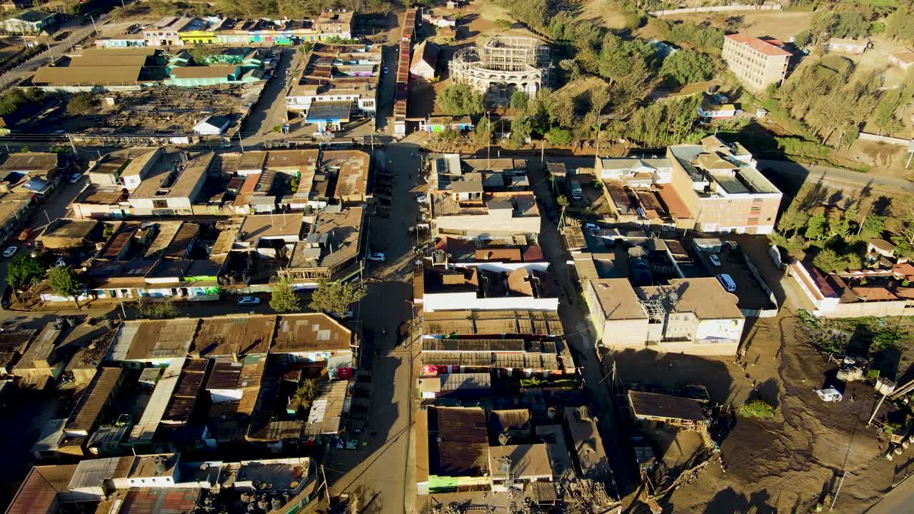 amanecer paisaje de kenya con una aldea, kilimanjaro y parque nacional de amboseli - seguimiento, vista aérea de avión no tripulado